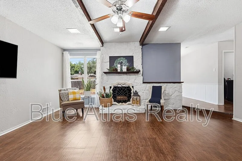 4 bed, 2.0 bath, 1918 sqft, $2,795 — Photo 3