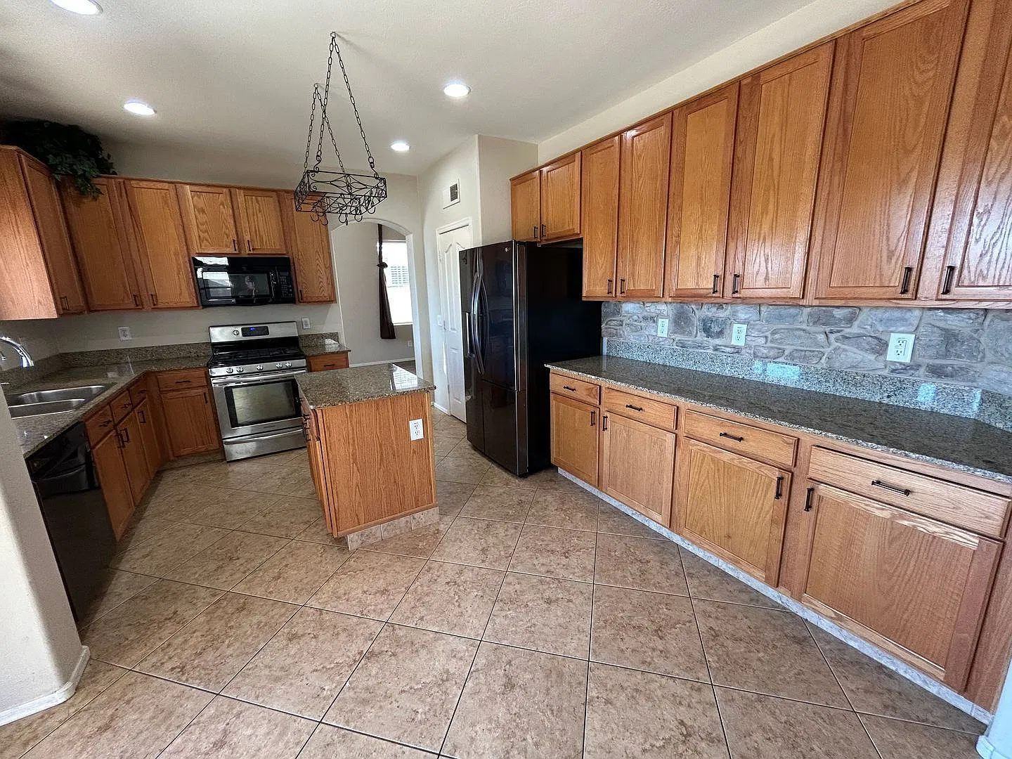 4 bed, 3.0 bath, 2687 sqft, $2,700 — Photo 4