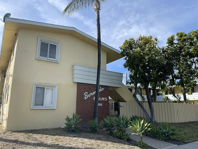 301 N Hollywood Way — Photo 2