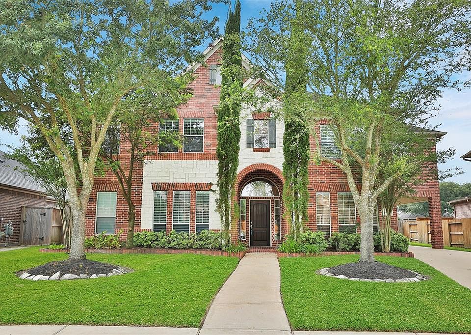 1st image of 415 Cranbrook Ln