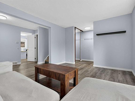 4th image of 37 W Erin Croft Cres SE