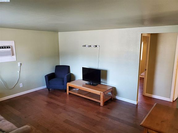 3rd image of 1032 Winslow Ave