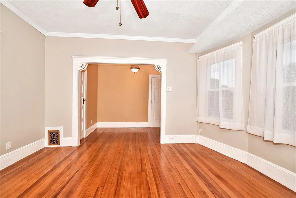 2 bed, 1.0 bath, 1300 sqft, $3,200 — Photo 4