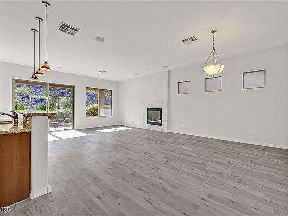 4th image of 33 Glade Water Dr
