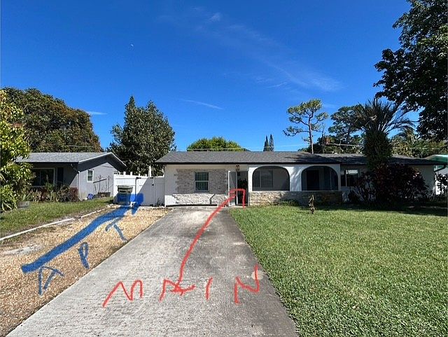 Separate entrance for the main home where my husband and I reside, and the Efficiency apartment that we are renting.