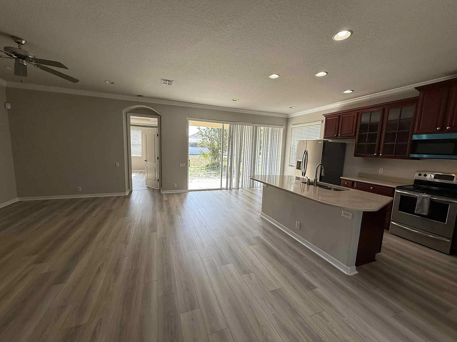 3 bed, 1966 sqft, $2,000 — Photo 3