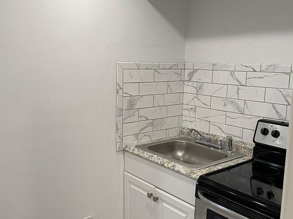 5th image of 2857 Sampson Ave