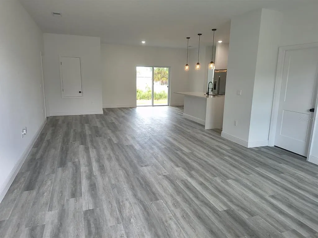 4 bed, 3.0 bath, 1952 sqft, $2,500 — Photo 2