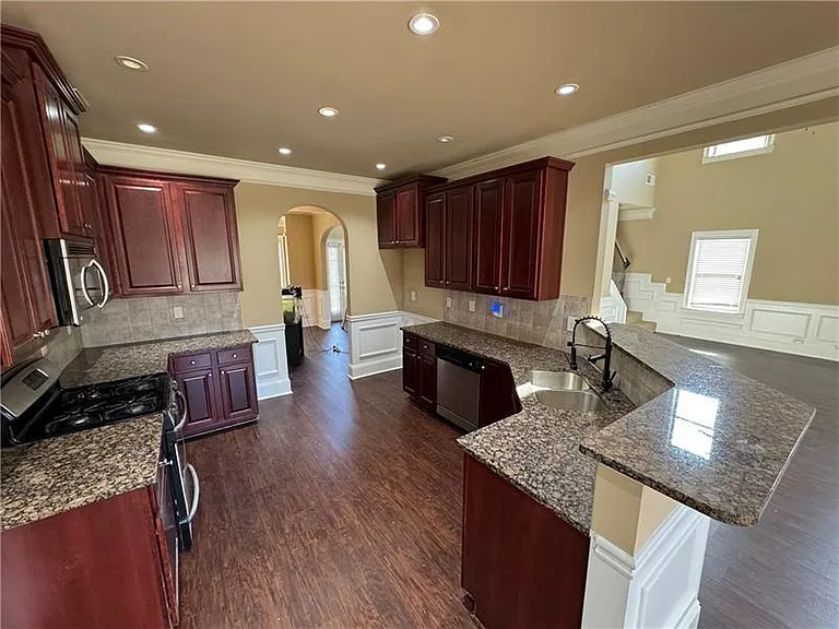 352 Plymstock Dr — Photo 4
