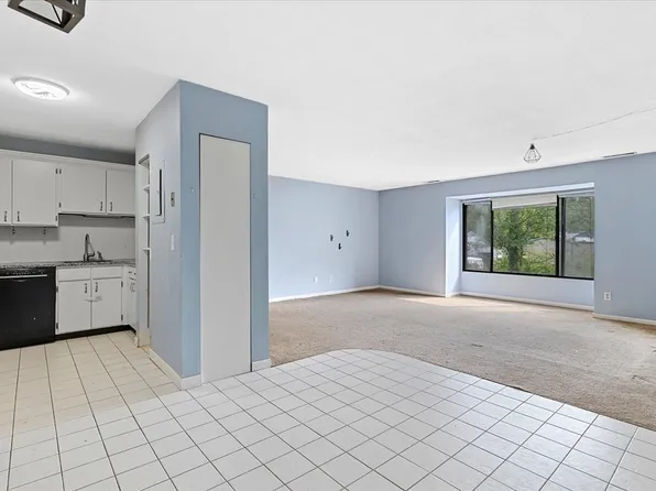 11 Thayer Pond Dr #17, Oxford, MA 01540