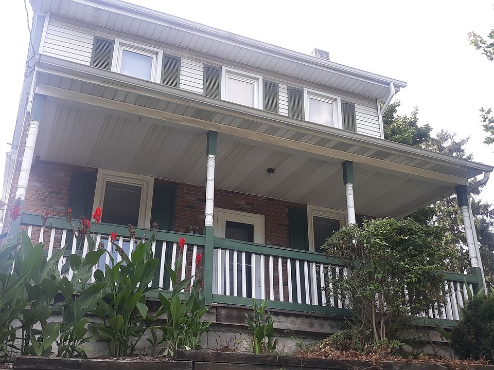 211 Lancaster Ave terre hill pa
Parking in rear