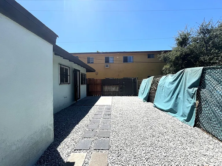 RV T 1594 B&C Sepulveda Ave — Photo 37