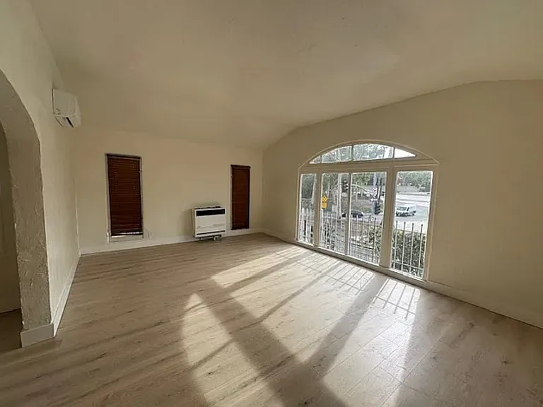 2340 N Cahuenga Blvd #B — Photo 8