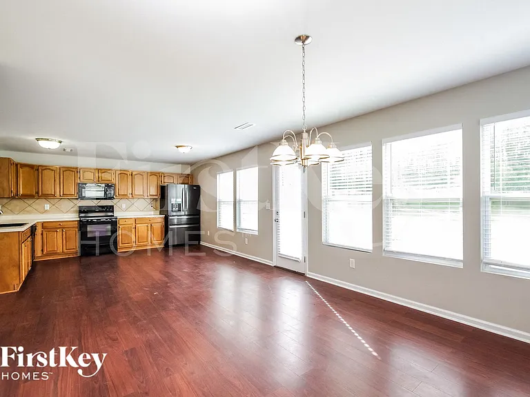 1425 Logan Patrick Ct — Photo 6