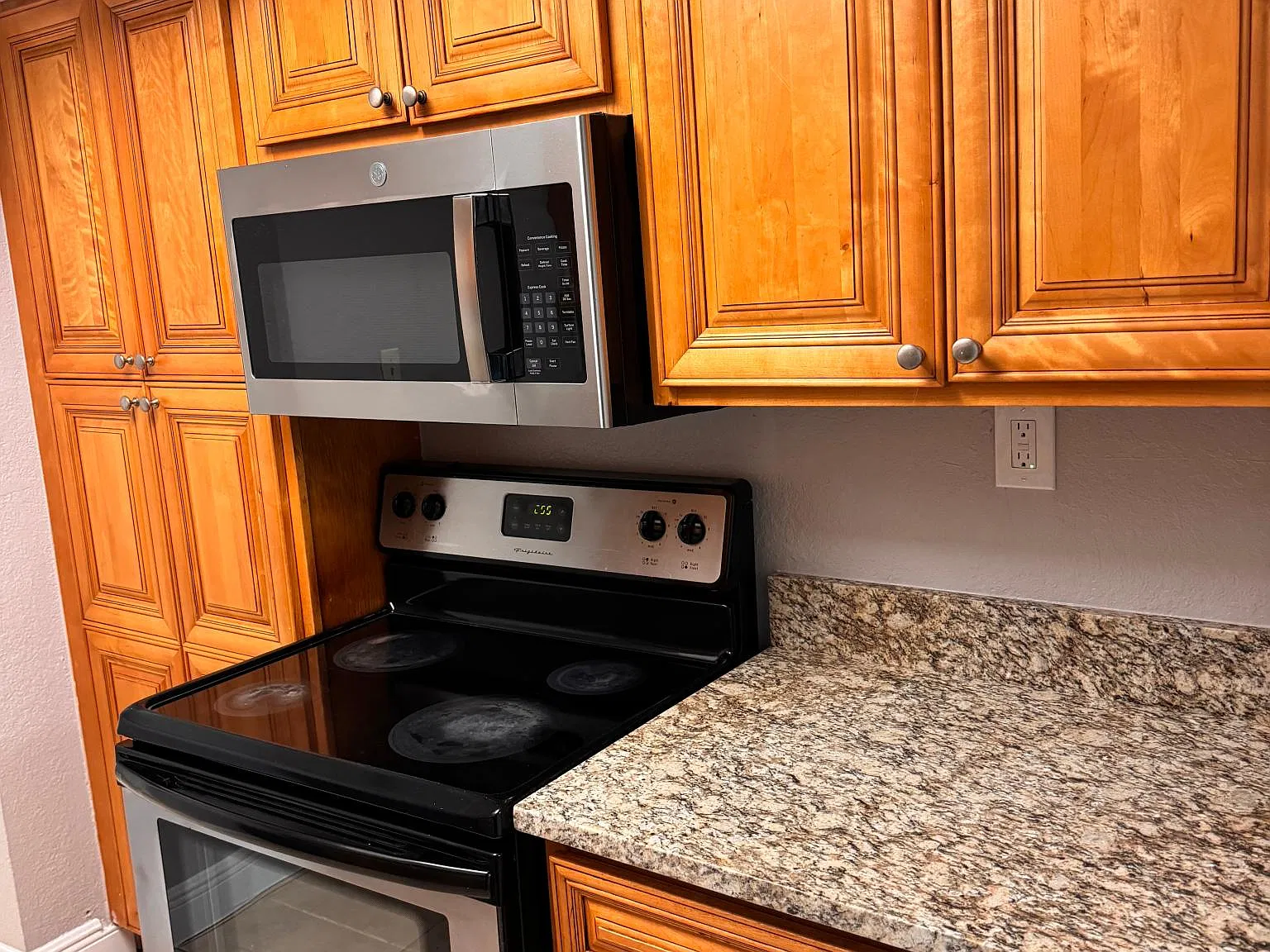 2 bed, 976 sqft, $1,450 — Photo 1