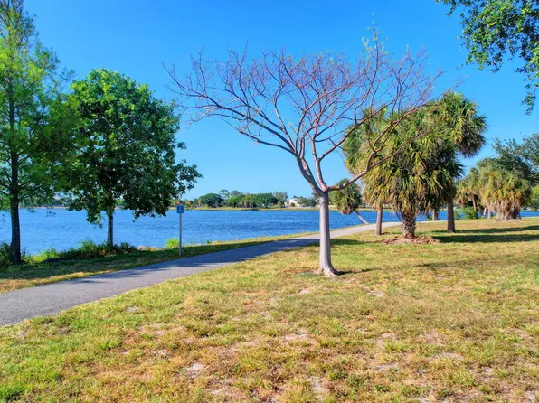 2204 Lake Osborne Drive #18, Lake Worth Beach, FL 33461