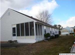 8 Sandhurst Ct, Toms River, NJ 08757