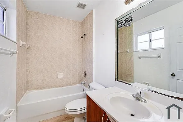 631 SW 10th St — Photo 9