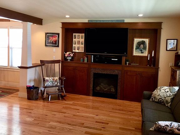 2nd image of 814 Main St