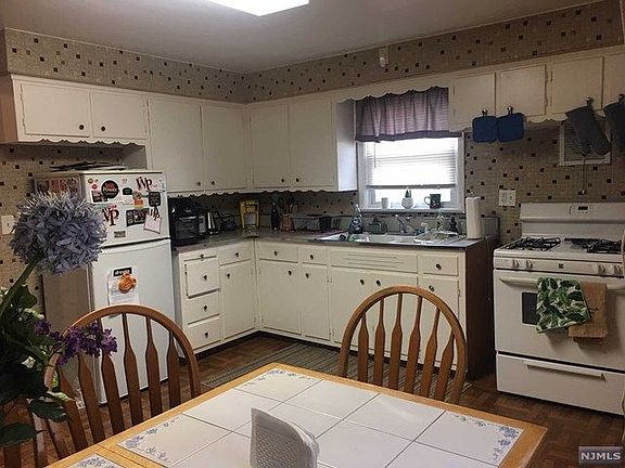 5th image of 243 Lake Ave #2