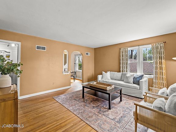 2nd image of 2023 Meadow Ln