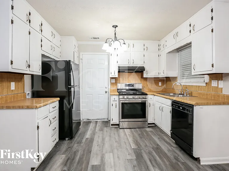 3800 Charlotte Dr — Photo 5