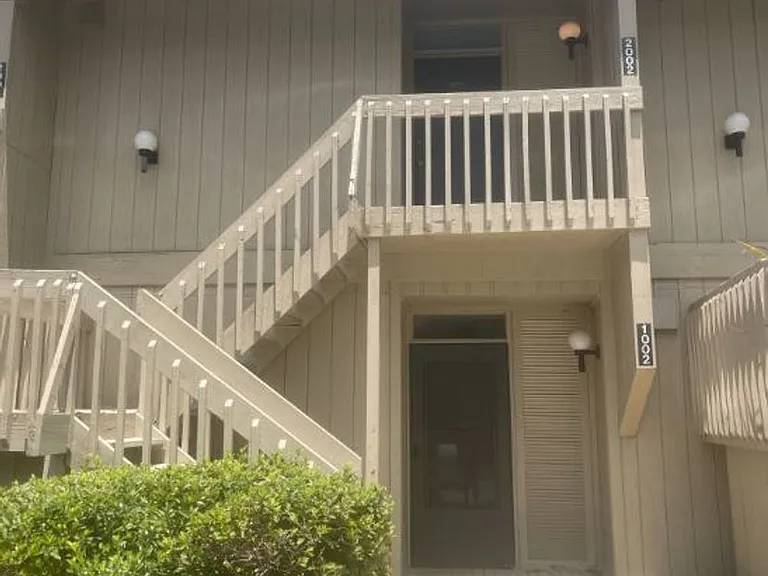 2002 Seacliff Dr N #2002 — Photo 1