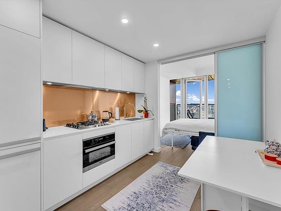 2nd image of 1480 Howe St #4510