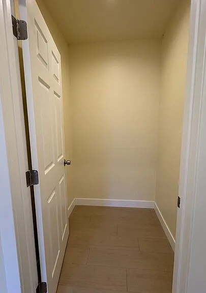 2528 Elkgrove Ave #B — Photo 6