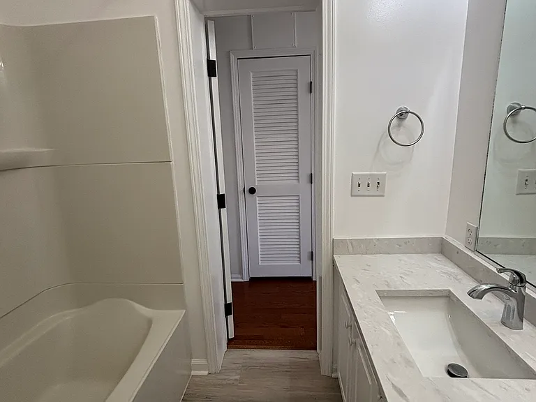 321 E Harden St — Photo 9