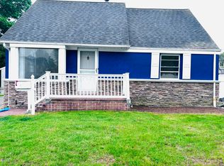 246 S Pershing Ave, Bethpage, NY 11714