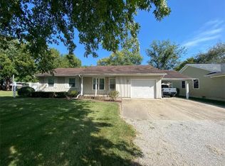 402 NE 13th St, Casey, IL 62420