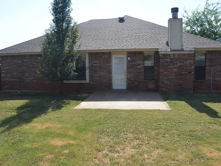 1905 Cloverdale Ln — Photo 10