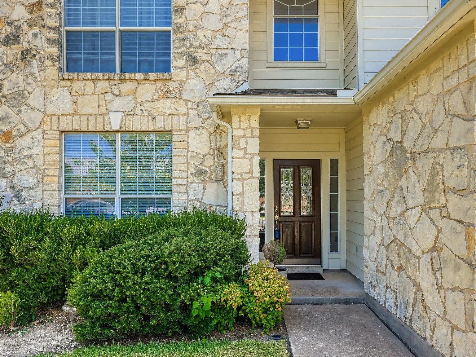 4 bed, 3.0 bath, 2341 sqft, $2,800 — Photo 2