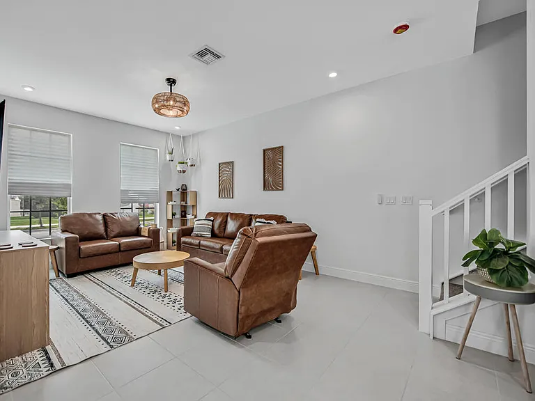 930 SW Prairie Ave — Photo 3