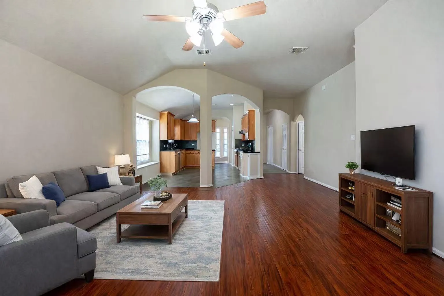 3 bed, 2.0 bath, 1720 sqft, $2,150 — Photo 2