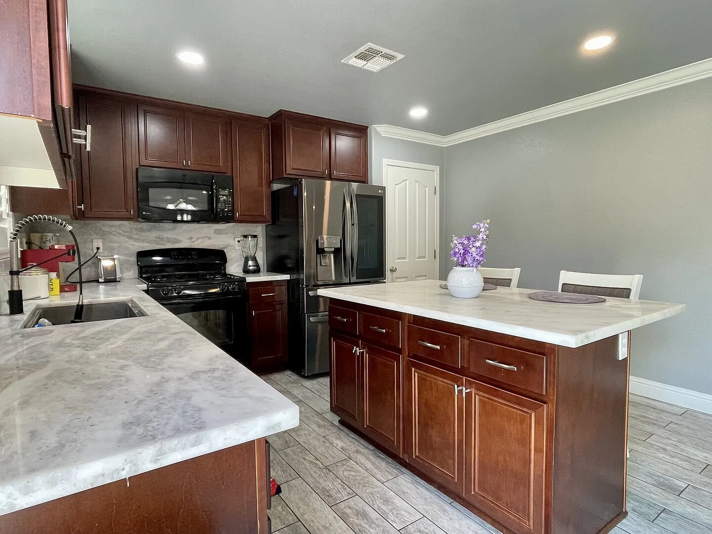 Single level 3/2 with office — Photo 2
