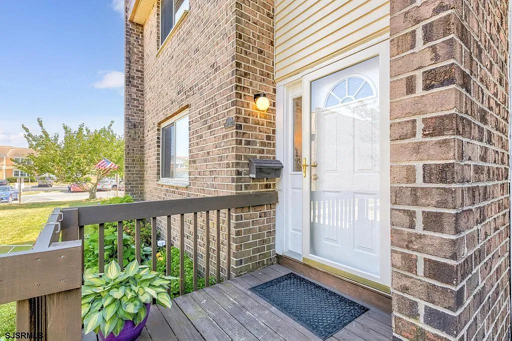 801 Dudley Ct — Photo 2
