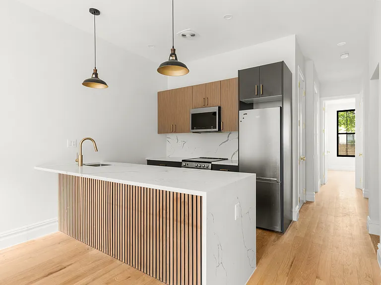 1110 Putnam Ave #1 — Photo 3
