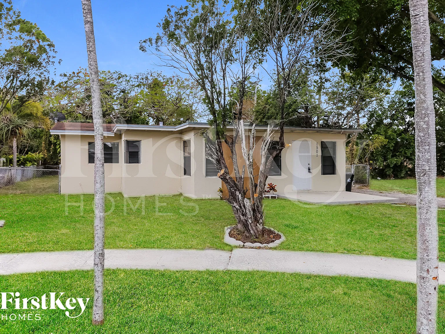 3 bed, 2.0 bath, 1358 sqft, $2,695 — Photo 2