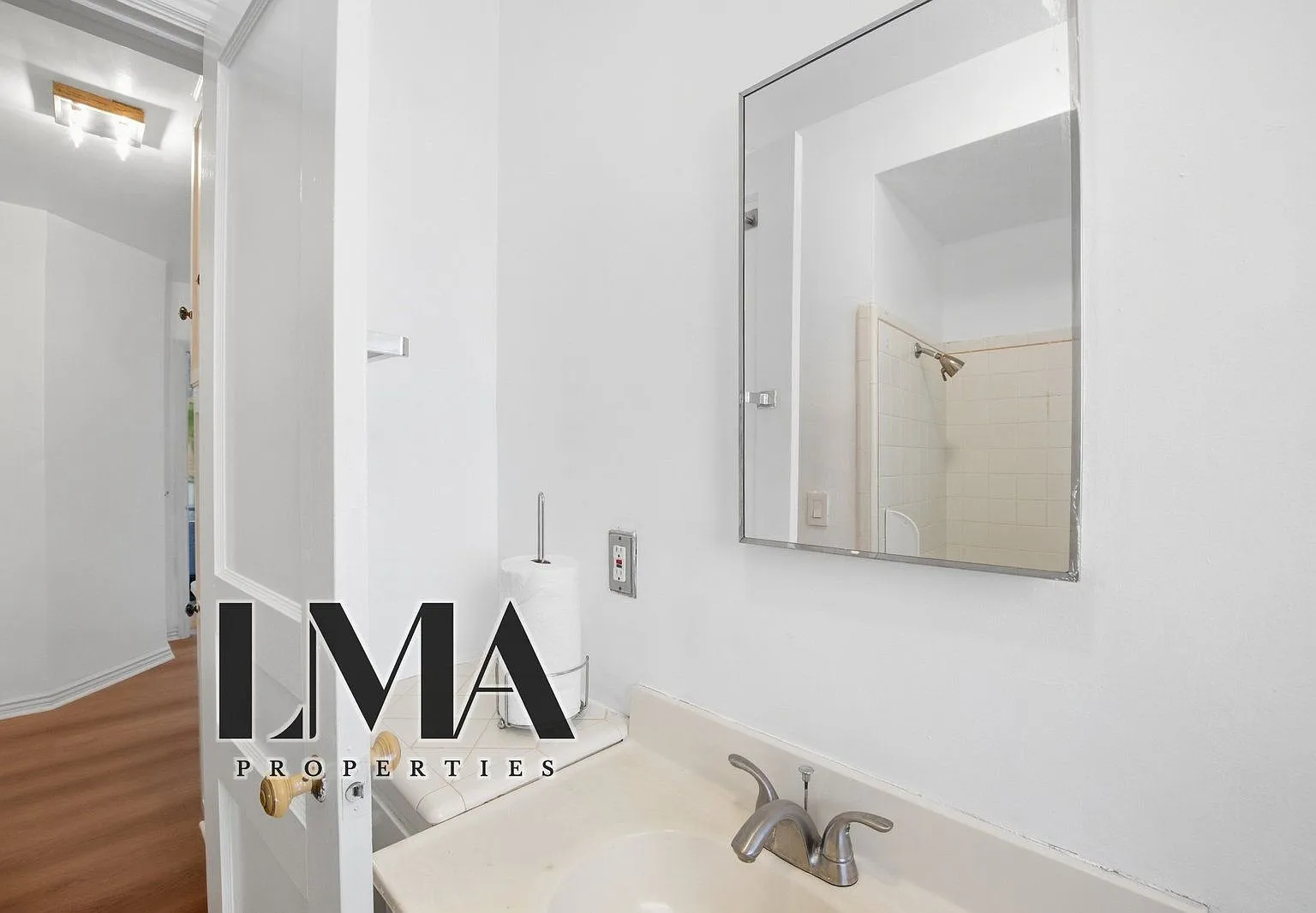 136 N Roxbury Dr — Photo 4