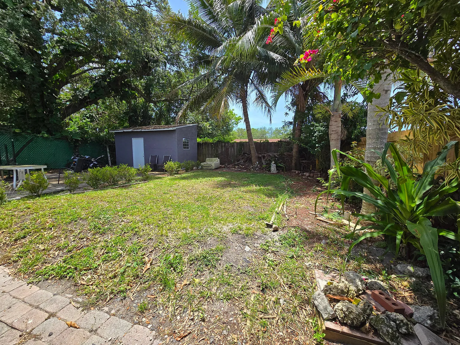 5 bed, 3.0 bath, 2040 sqft, $1,375 — Photo 2