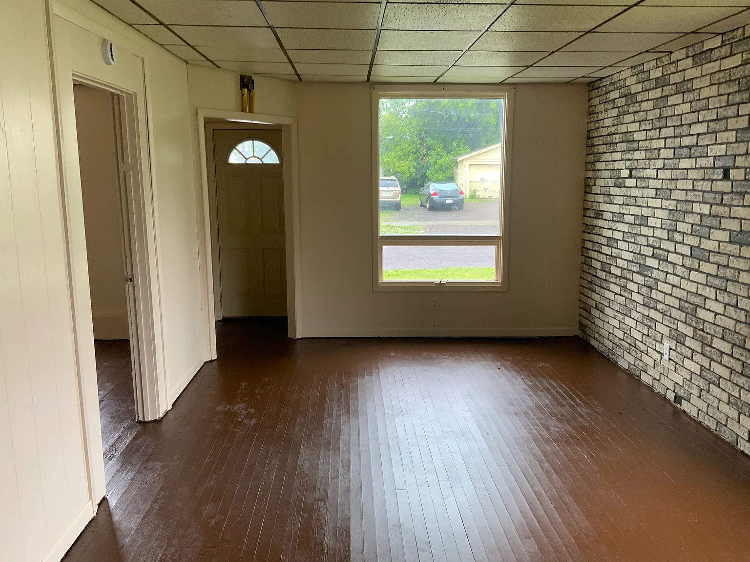 3 bed, 1.0 bath, 800 sqft, $1,200 — Photo 2