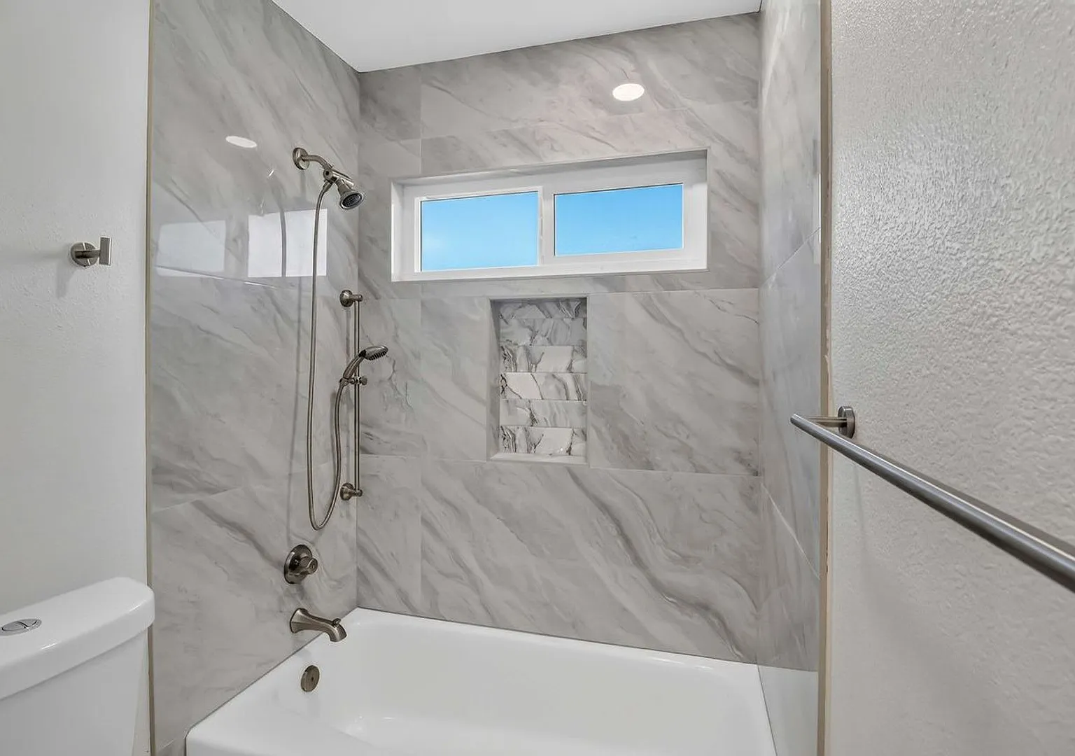Charming 1-Bedroom Condo in Convenient Escondido Location — Photo 3
