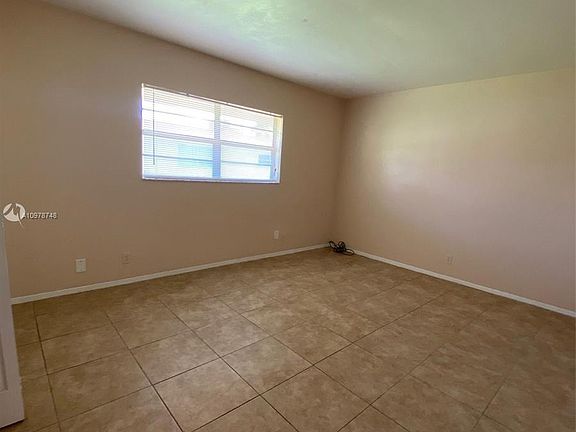 4th image of 5718 Lincoln St #0