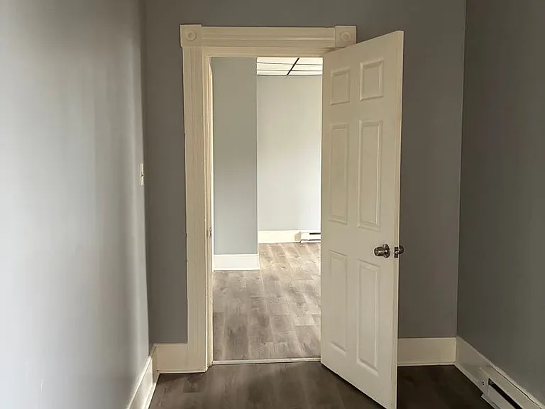 664 Mercer Ave — Photo 2
