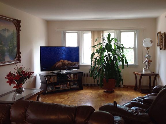 Spacious Living Room with shine and beautiful parquet floors