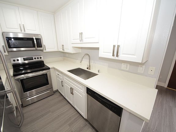 5th image of 219 Montana Ave APT 303