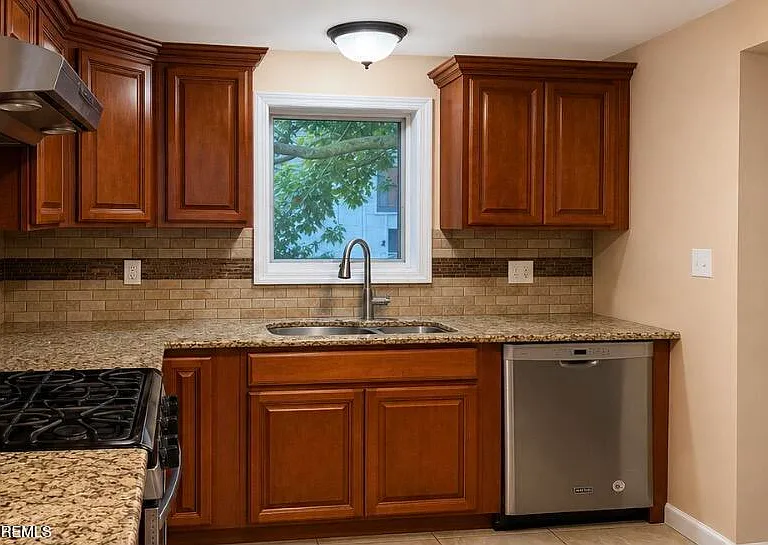 223 Riverside Dr — Photo 3