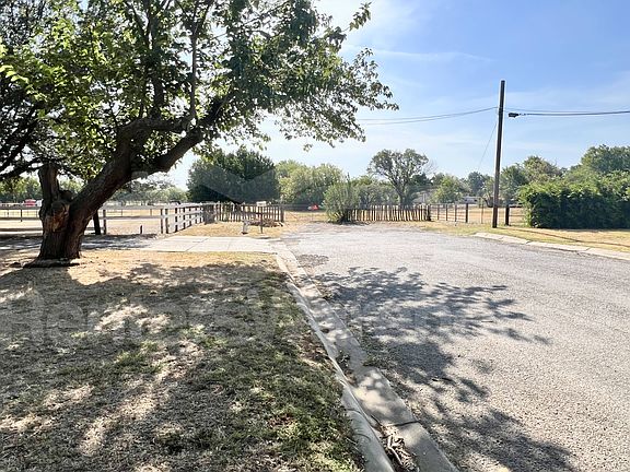 3rd image of 805 Plaza Dr